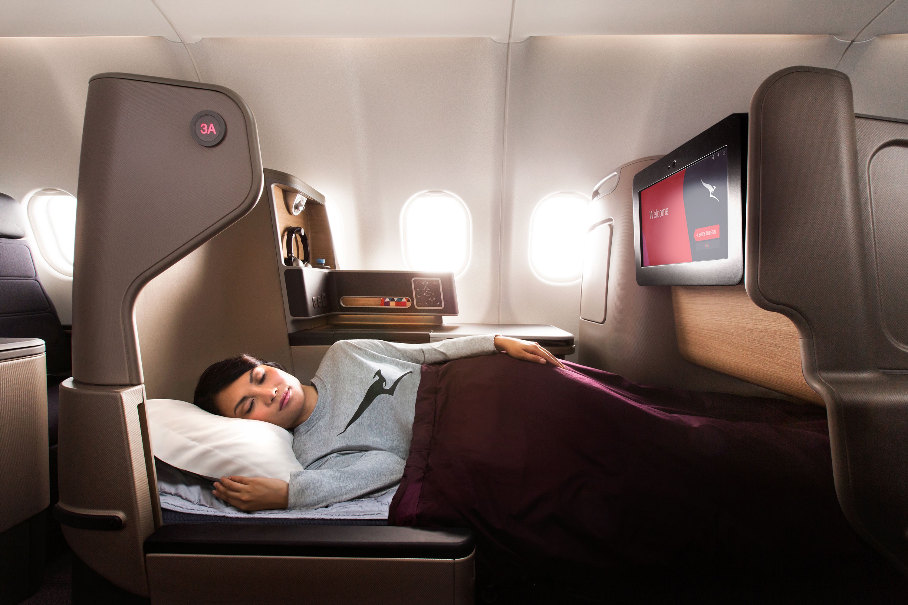 Комфортность 8. Qantas Airlines бизнес класс. A330 200 Qantas Business. Комфортные места в самолете. Лежачие места в самолете.
